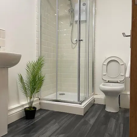 Lockable Ensuite Only With Free Wi-fi And Lots More * מידלסבורו